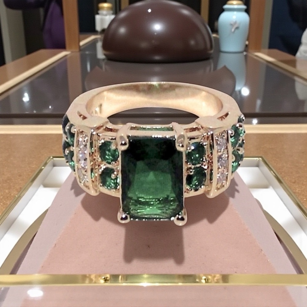 NWT SeuSuk Emerald Green Cubic Zircornia Ring. Size 8